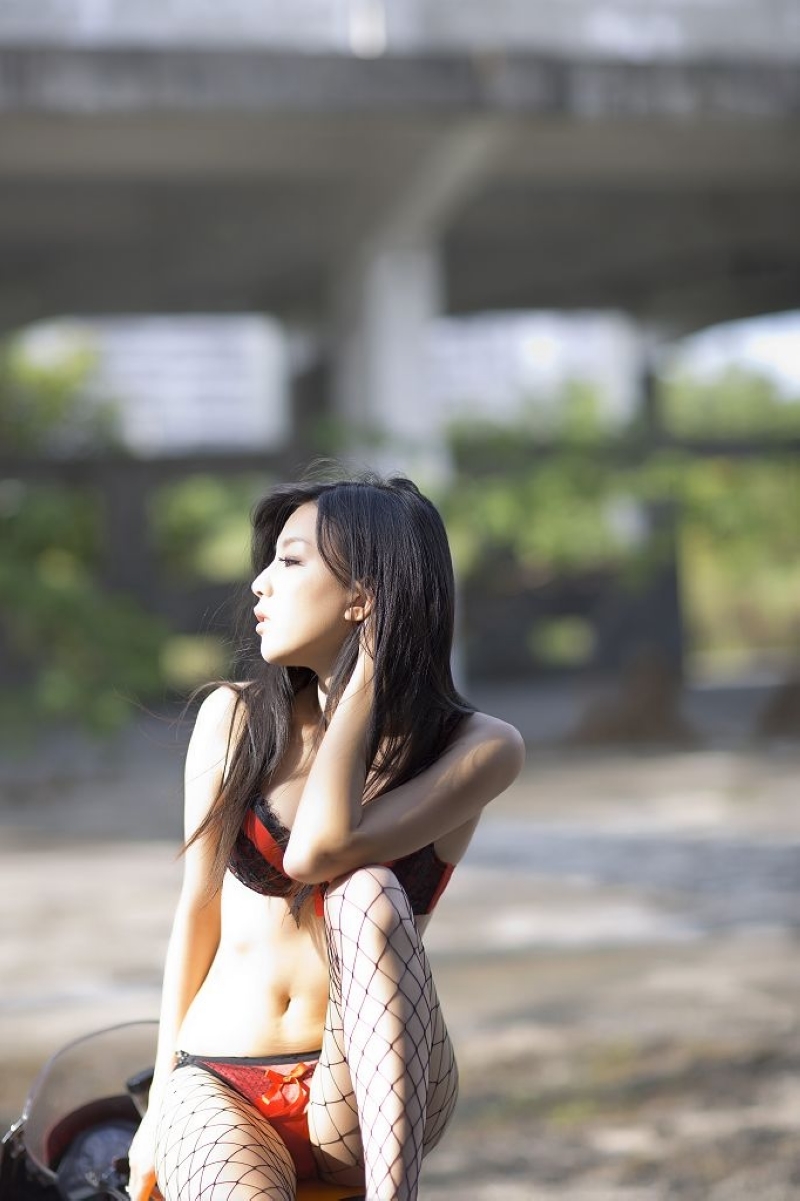 重机车比尼写真美女  [凱渥@ Lina]